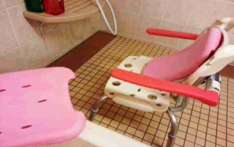 ひじ掛け付きシャワーチェアで浴室の座位安定