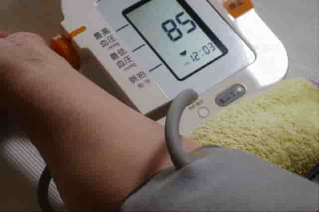 寝たまま背臥位で血圧測定した測定値は有効か　座位との差や違い